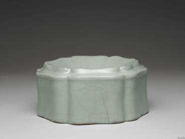 图片[2]-Hibiscus-shaped basin with light bluish-green glaze, Guan ware, Southern Song dynasty, 12th-13th century-China Archive